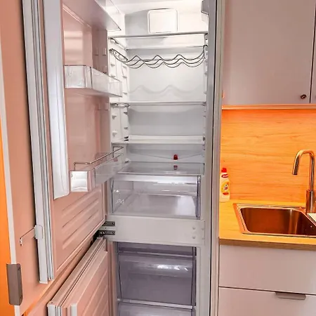 555 New & Fully Equipped With Free Garage Apartment *