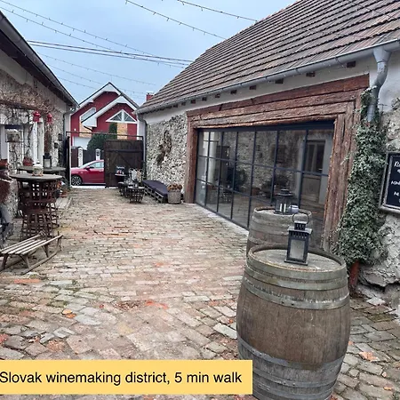 555 New & Fully Equipped With Free Garage * Pressburg