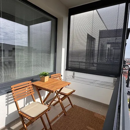 555 New & Fully Equipped With Free Garage Apartment Pressburg